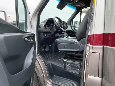 Used 2020 Mercedes-Benz Sprinter 4500 image 42