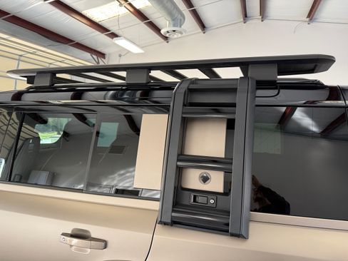 Used 2025 Land Rover Defender 110 OCTA image 12