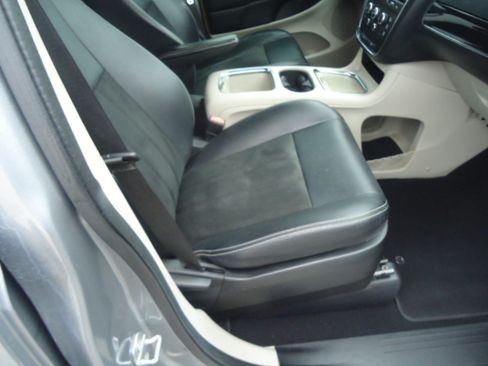 Used 2019 Dodge Grand Caravan SXT FWD image 16