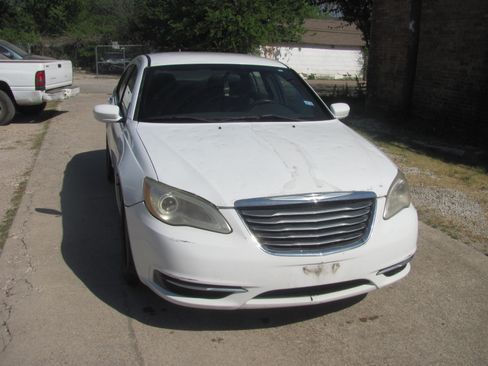 Used 2013 Chrysler 200 LX image 2