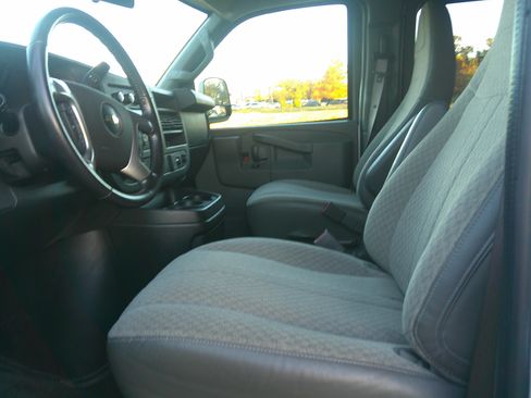 Used 2018 Chevrolet Express 3500 LT Extended Passenger RWD image 10