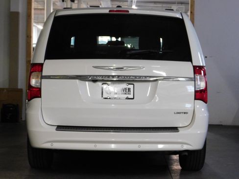 Used 2011 Chrysler Town & Country Limited image 7