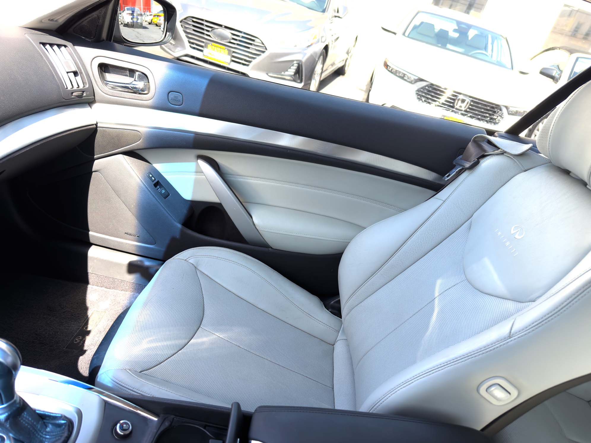 Used 2014 INFINITI Q60 Convertible RWD image 12