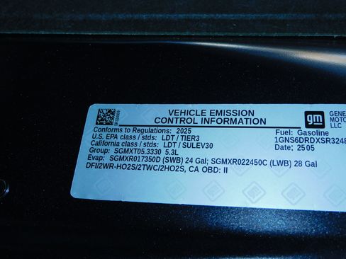 Used 2025 Chevrolet Suburban Z71 image 35