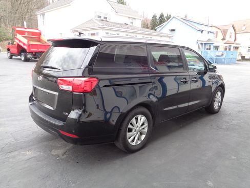 Used 2016 Kia Sedona LX image 2
