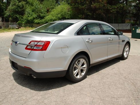 Used 2018 Ford Taurus SE FWD image 15