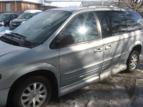 Used 2001 Chrysler Town & Country Limited image 1