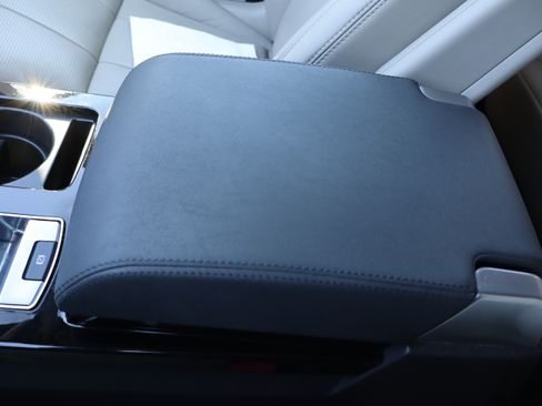 Used 2018 Land Rover Discovery HSE image 36