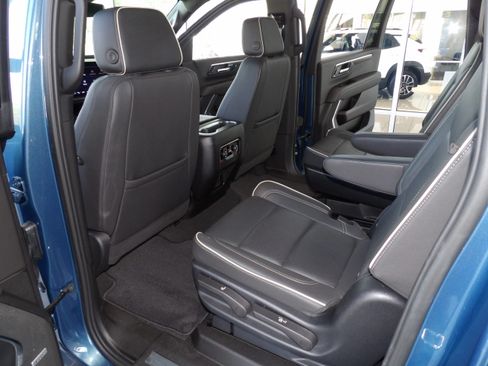 Used 2025 Chevrolet Suburban 2WD Premier image 18