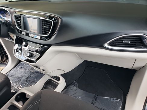 Used 2023 Chrysler Voyager LX image 13