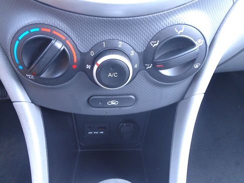 Used 2012 Hyundai Accent GLS image 18