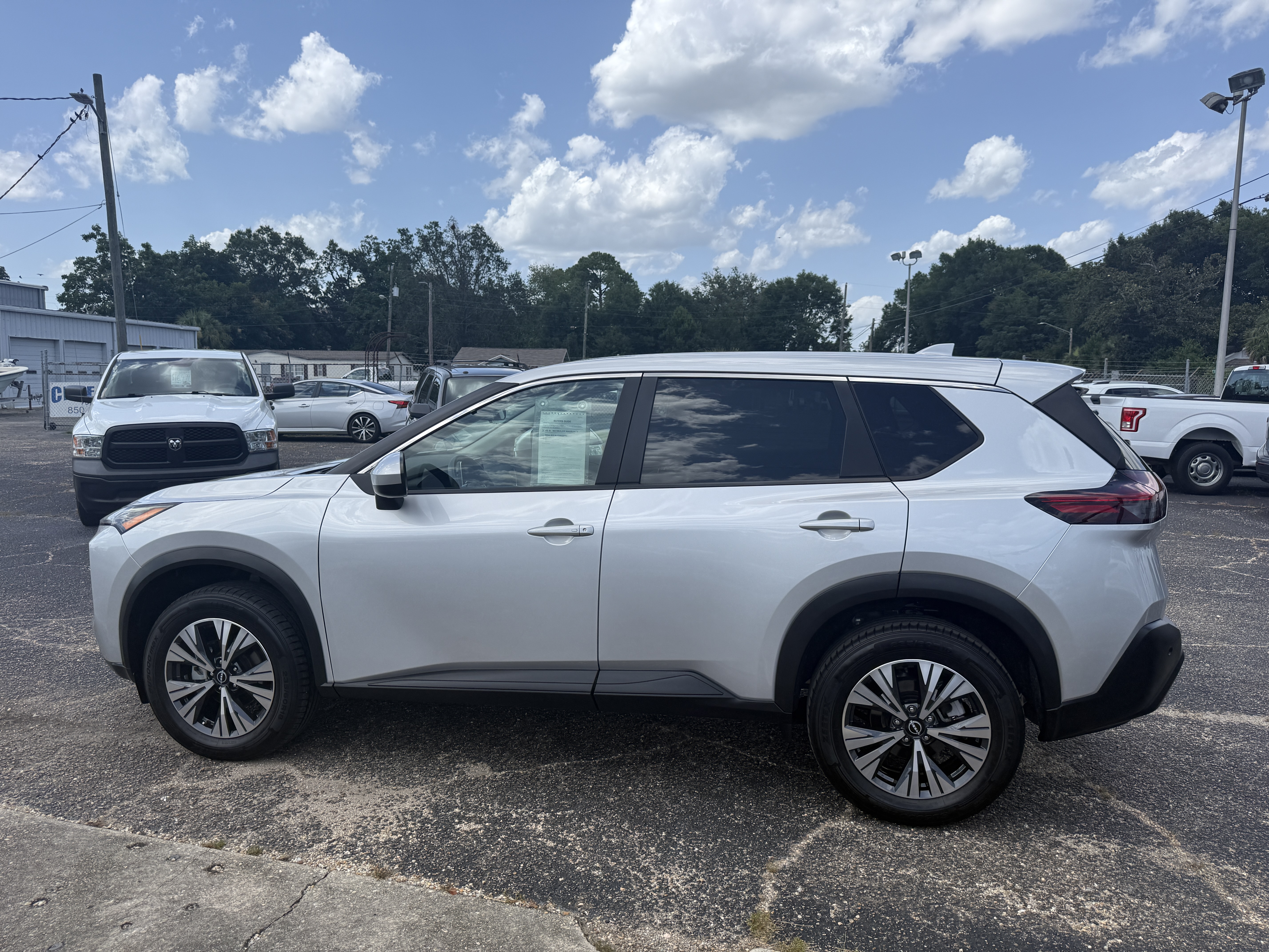 Used 2023 Nissan Rogue FWD SV image 3