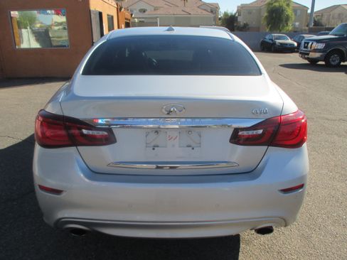 Used 2017 INFINITI Q70 Premium image 14