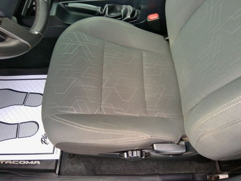 Used 2018 Toyota Tacoma TRD Off-Road image 40