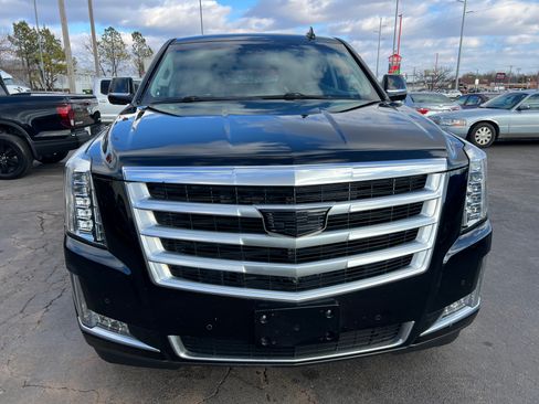 Used 2016 Cadillac Escalade Luxury image 2