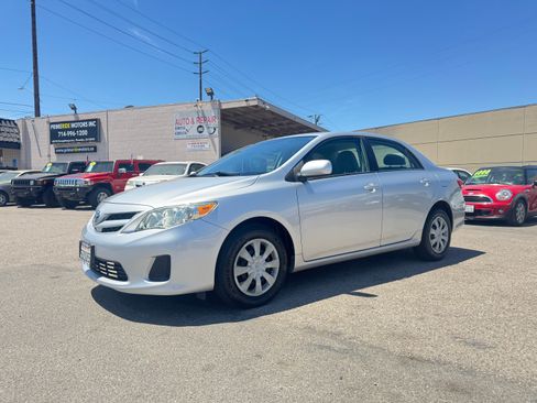 Used 2011 Toyota Corolla LE FWD image 3