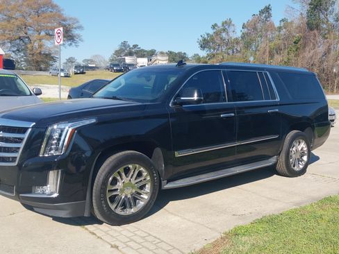 Used 2016 Cadillac Escalade ESV image 2