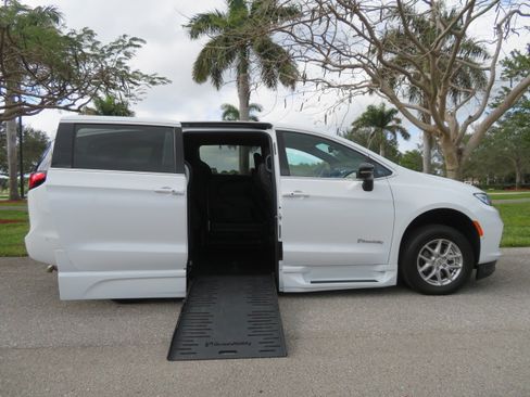 Used 2025 Chrysler Pacifica Select image 20