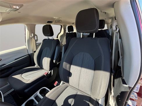 Used 2023 Chrysler Voyager LX image 19