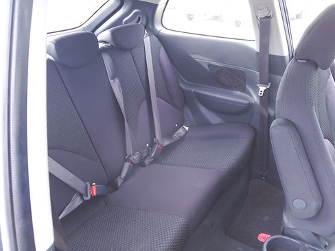 Used 2010 Hyundai Accent GS image 12