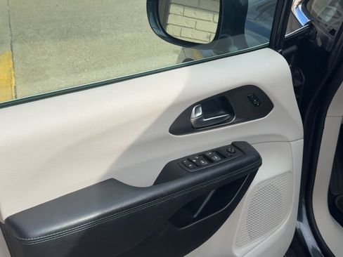 Used 2021 Chrysler Pacifica Touring-L image 10