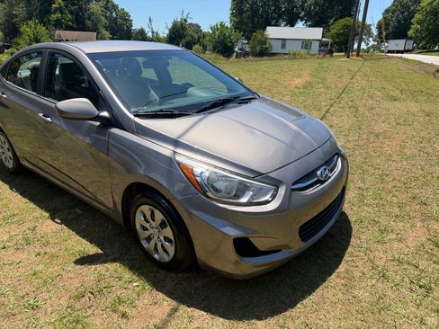 Used 2017 Hyundai Accent SE Sedan FWD image 28