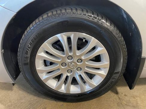 Used 2017 Toyota Sienna XLE Minivan FWD image 6