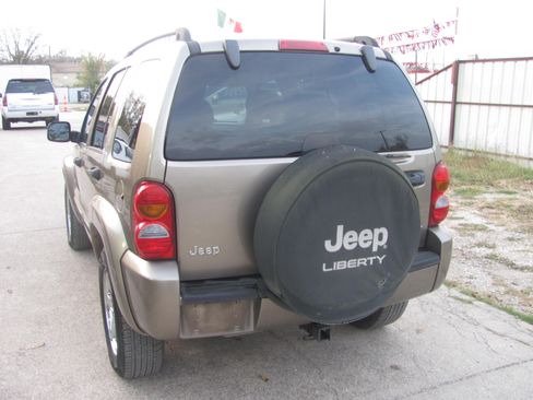 Used 2004 Jeep Liberty Limited image 3