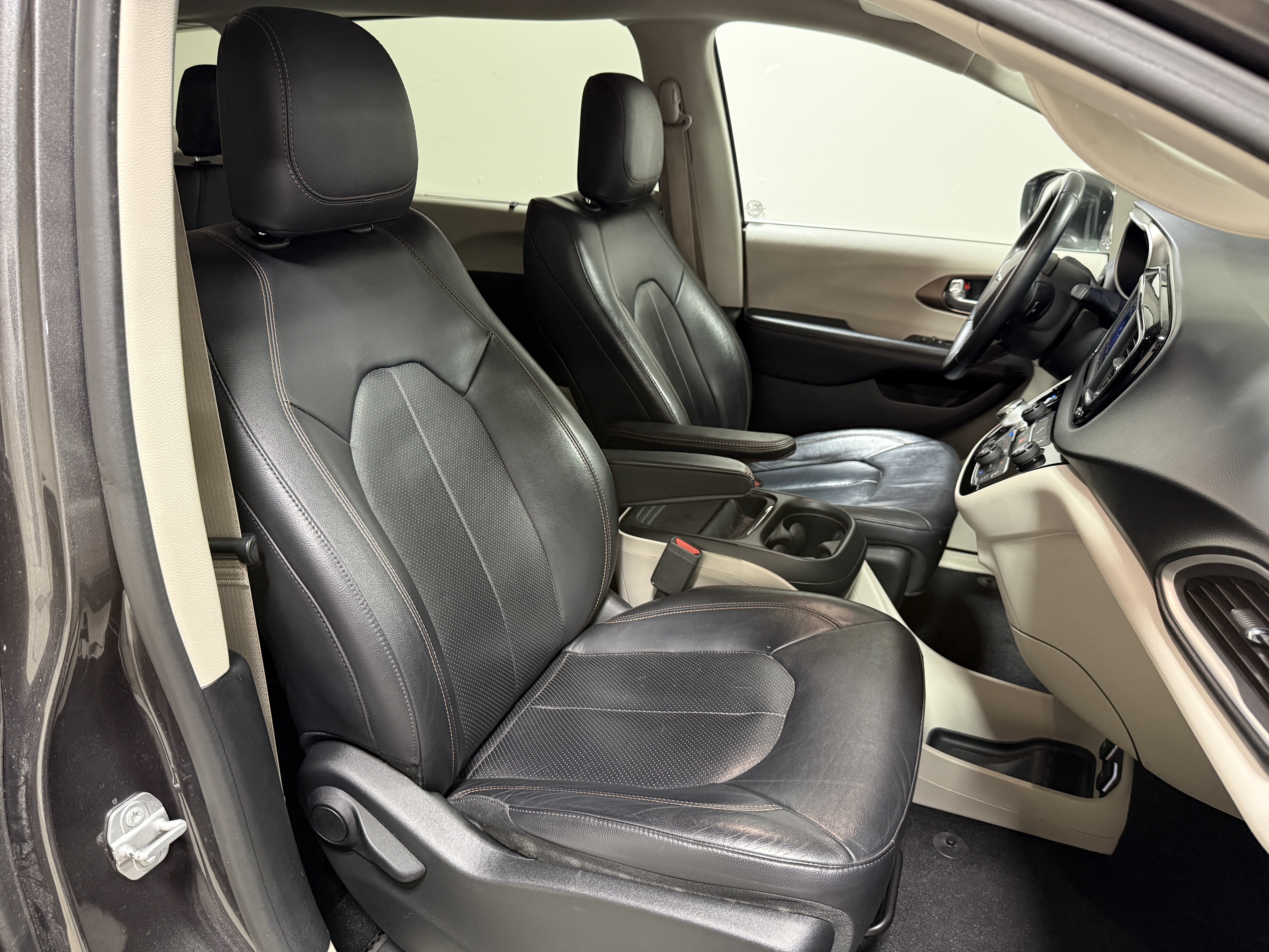 Used 2018 Chrysler Pacifica Touring-L FWD image 21
