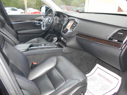 Used 2017 Volvo XC90 T6 Momentum image 12