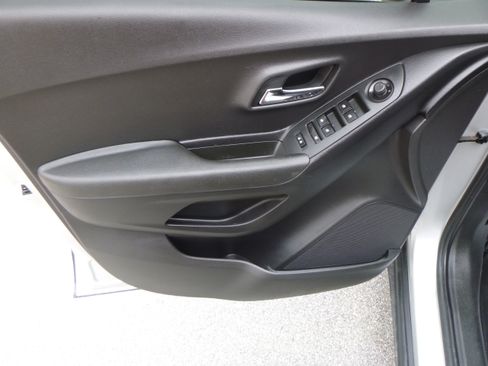 Used 2019 Chevrolet Trax LT image 12