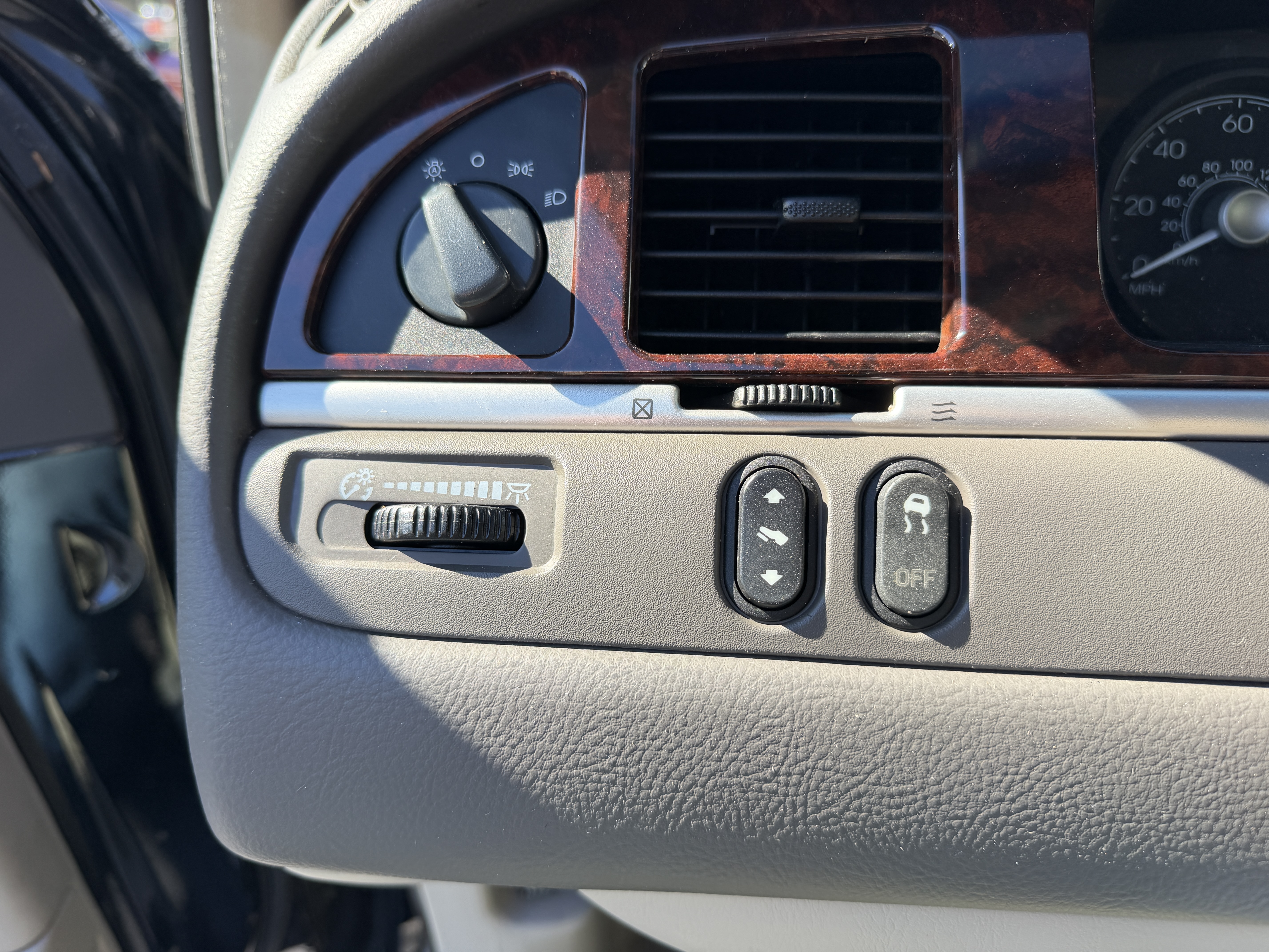 Used 2011 Lincoln Town Car Signature Limited RWD image 6