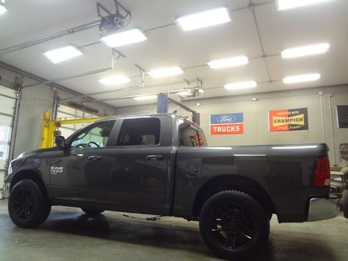 Used 2019 RAM 1500 SLT image 4
