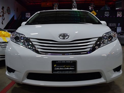 Used 2015 Toyota Sienna LE image 10