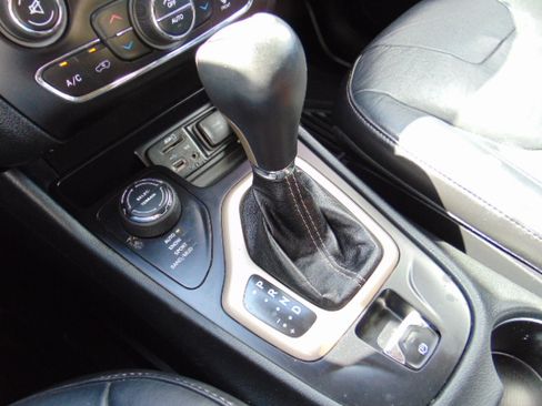 Used 2014 Jeep Cherokee Limited image 18