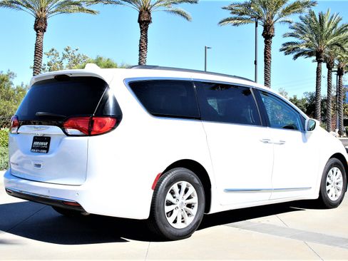 Used 2017 Chrysler Pacifica Touring-L image 10