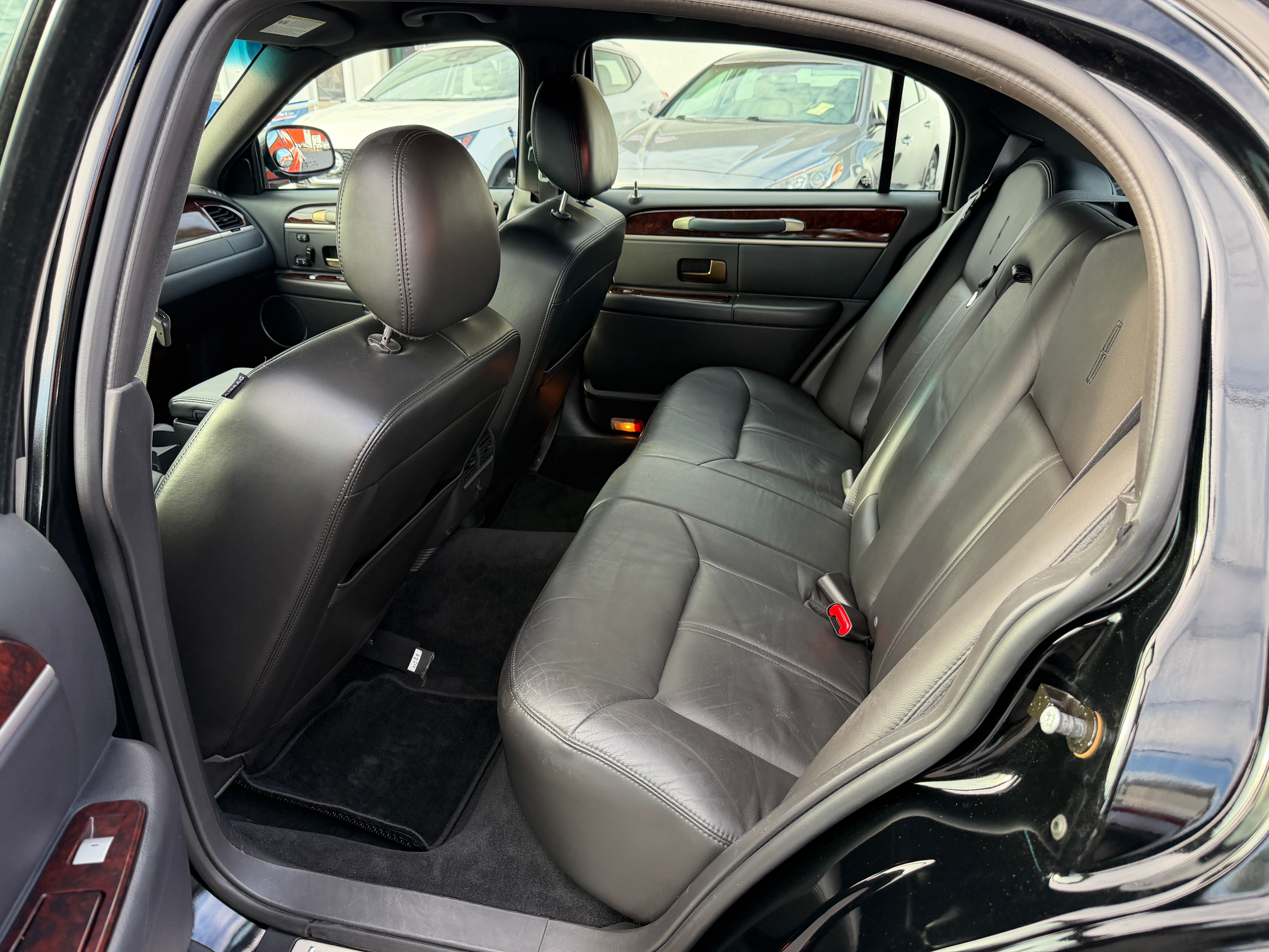 Used 2009 Lincoln Town Car Signature Limited RWD image 15