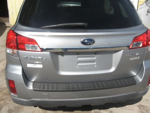 Used 2011 Subaru Outback 2.5i Limited AWD/4WD image 5