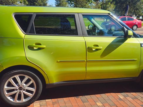 Used 2017 Kia Soul + image 3