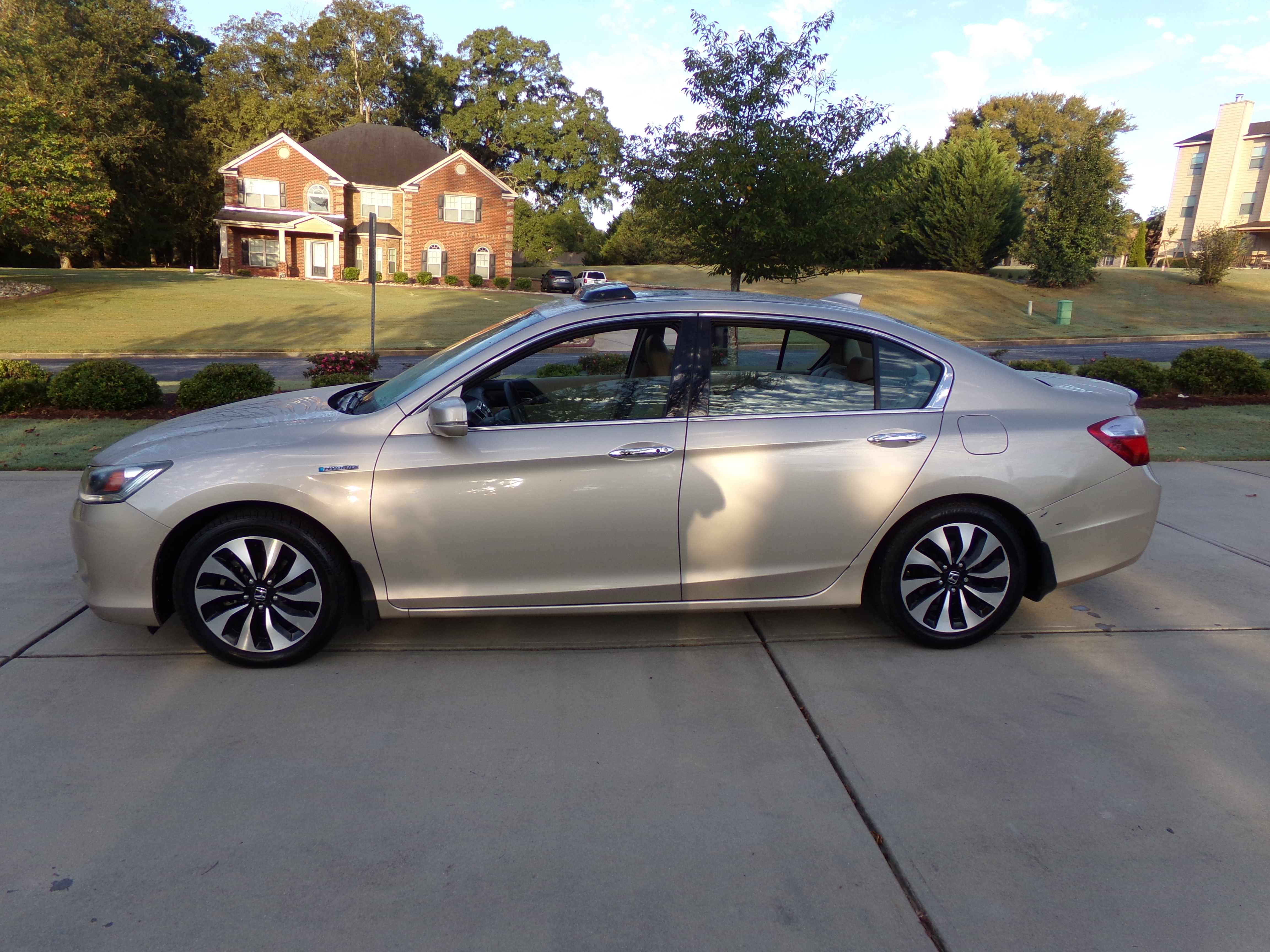 Used 2015 Honda Accord EX-L Hybrid Sedan image 2