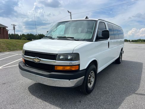 Used 2017 Chevrolet Express 3500 LT Extended Passenger RWD image 4