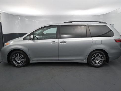 Used 2020 Toyota Sienna image 2
