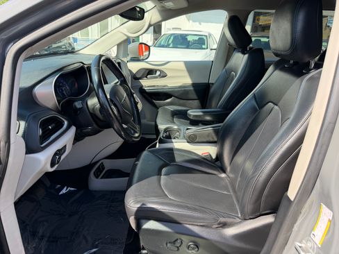 Used 2021 Chrysler Pacifica Touring-L FWD image 4