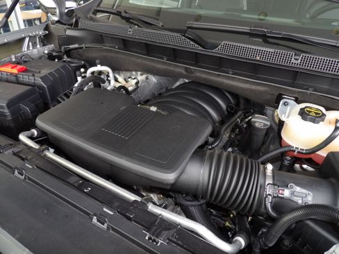 Used 2025 Chevrolet Suburban Z71 image 18