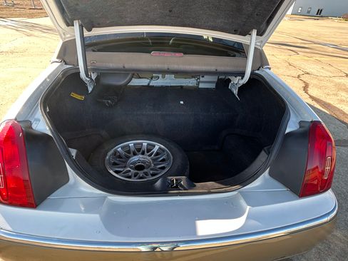 Used 2001 Lincoln Town Car Signature image 17