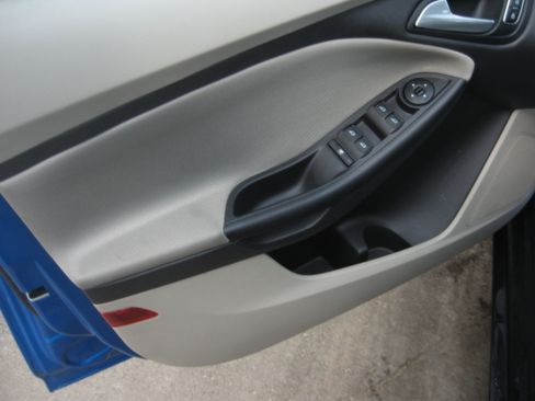 Used 2015 Ford Focus SE Sedan FWD image 8