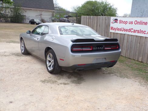 Used 2016 Dodge Challenger SXT image 3