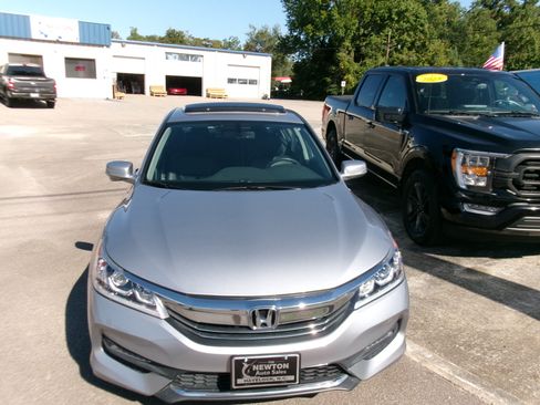 Used 2017 Honda Accord EX-L image 4
