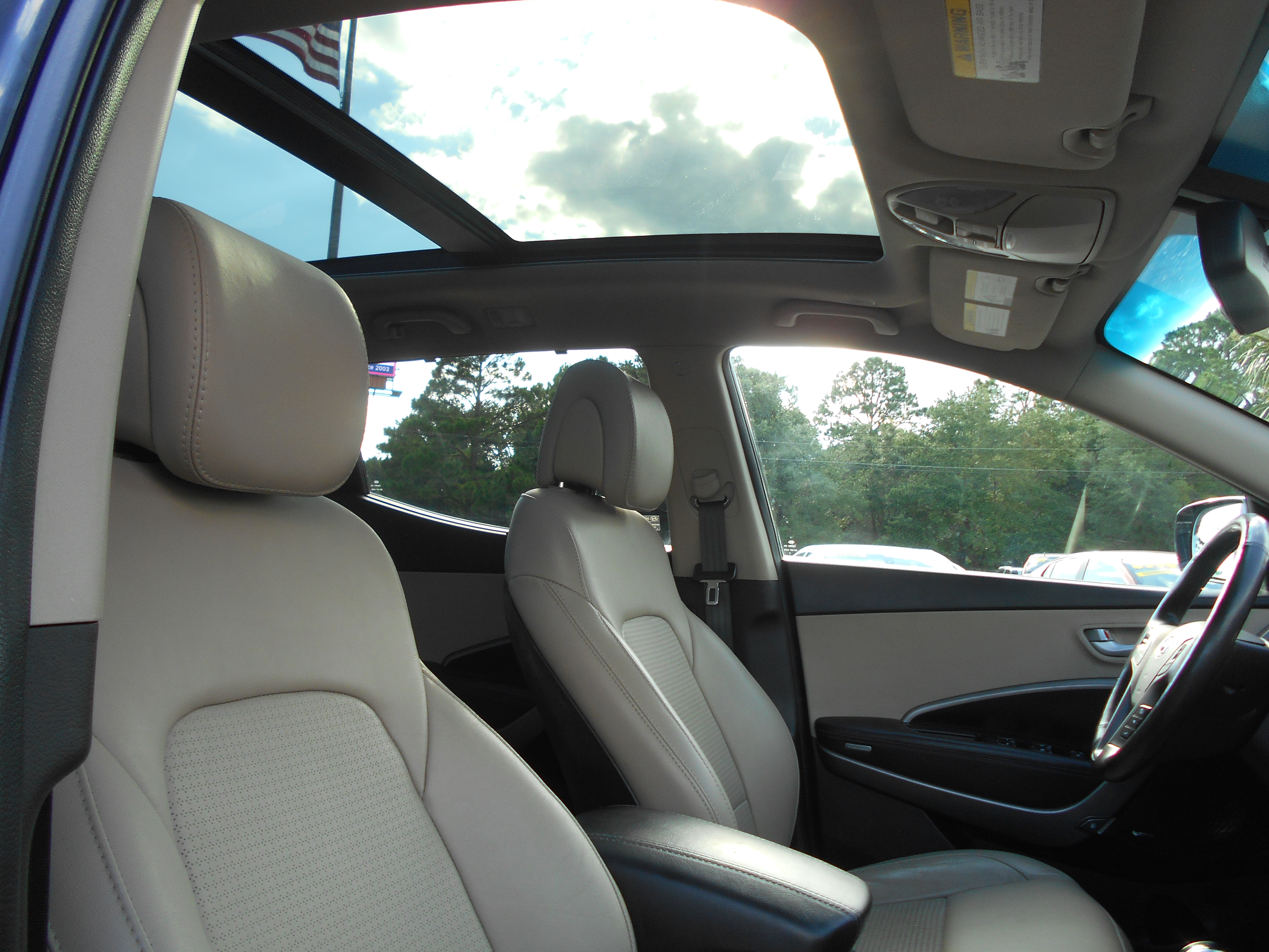 Used 2015 Hyundai Santa Fe w/ Ultimate Package FWD image 11