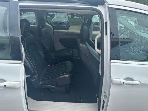 Used 2024 Chrysler Pacifica Touring-L FWD image 7